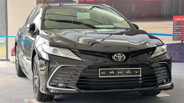 Cập nhật giá lăn bánh của Toyota Camry sau khi áp dụng giá bán mới