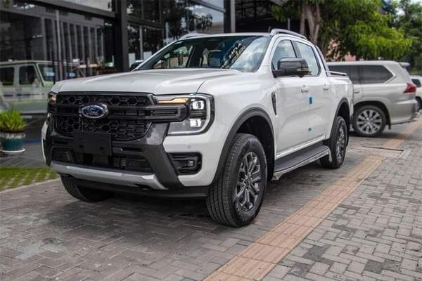 Ford Ranger 2023 công bố giá bán chính thức tại Việt Nam