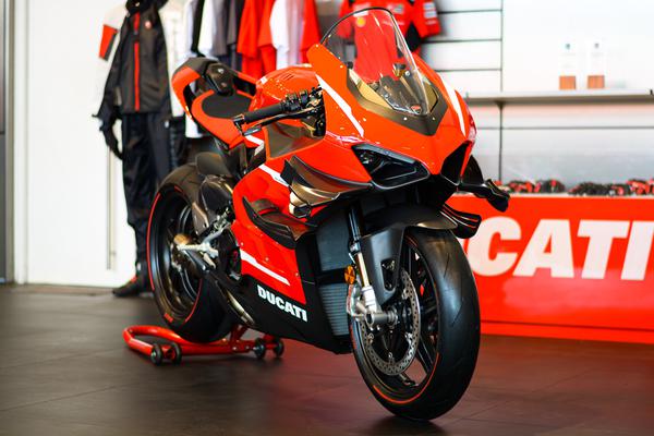 Ngắm siêu mô tô Ducati Superleggera V4 của Minh Nhựa giá 6 tỷ đồng