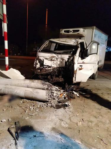 Ô tô tải va chạm xe máy rồi đâm gãy cột điện khiến 3 người tử vong tại Nghệ An