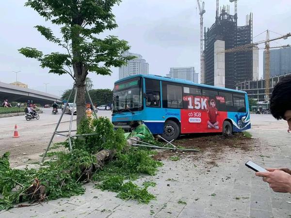 Xe buýt mất phanh, lao lên vỉa hè tông tử vong 1 người đi bộ tại Hà Nội