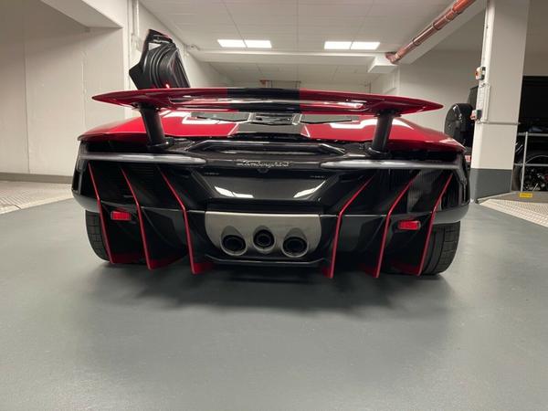 Lamborghini Centenario Roadster với màu sơn đỏ đặc biệt được rao bán với giá 5,6 triệu USD