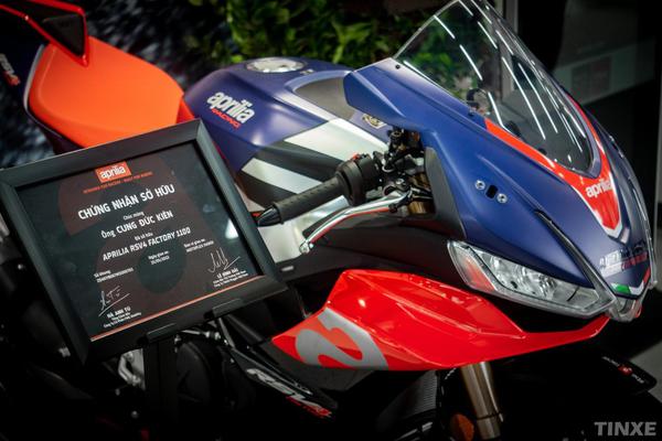 Siêu mô tô Aprilia RSV4 Factory giá gần 1 tỷ đồng bàn giao cho "dân chơi hệ IT" tại Hà Nội