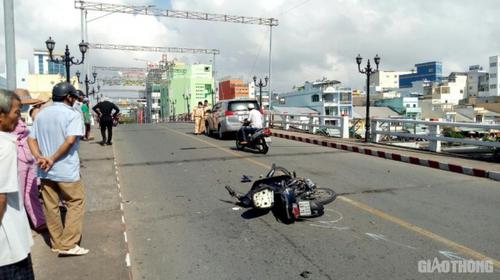 Người đàn ông chấn thương nặng sau va chạm với ô tô trên cầu Kim Sơn