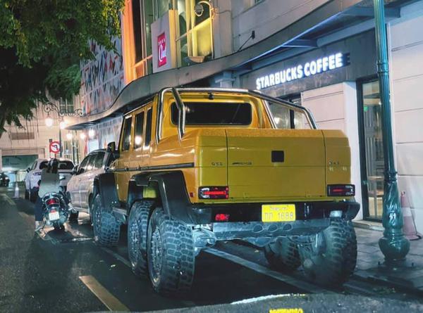 Mercedes-Benz G63 6x6 duy nhất tại Việt Nam xuất hiện trên phố với kích thước khổng lồ
