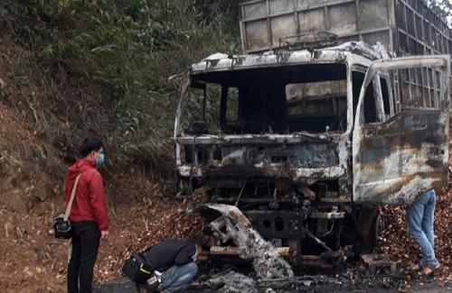 Xe đầu kéo chở 10 tấn gỗ bất ngờ bốc cháy dữ dội tại Quảng Trị