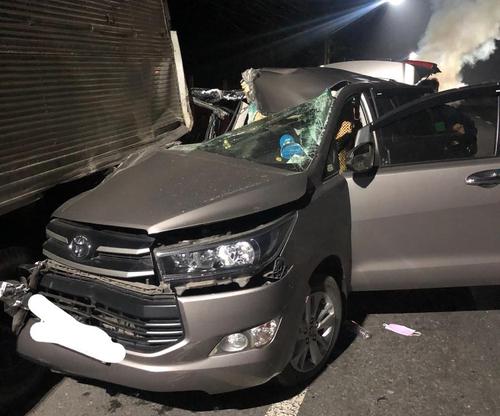 Tài xế ô tô Toyota Innova ngủ gật, mất lái tông thẳng vào ô tô đang đổ bên đường