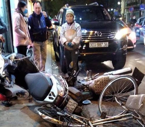 Nữ tài xế mất kiểm soát, tông hàng loạt vào các phương tiện tại Hà Nội