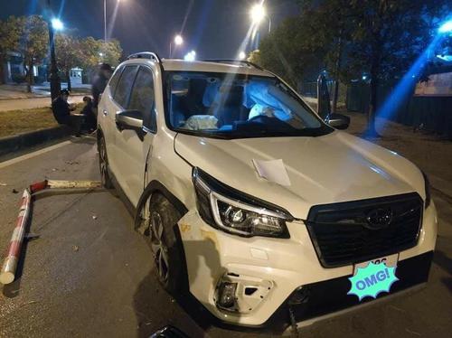 Subaru Forester vẫn còn nguyên vẹn sau tai nạn vượt dải phân cách, tông gãy cột đèn giao thông tại Hà Nội