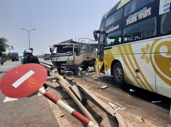 Nữ tài xế xe tải bị thương nặng sau cú tông mạnh từ xe khách tại Quảng Nam