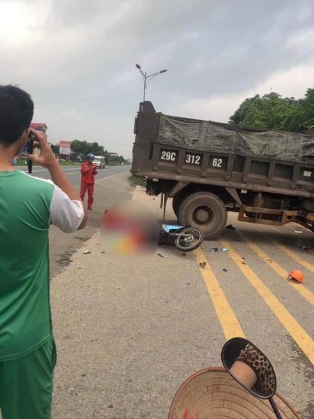 Xe máy tông thẳng vào xe ben đang sang đường khiến 1 người tử vong, 1 người đi cấp cứu tại Lạng Sơn