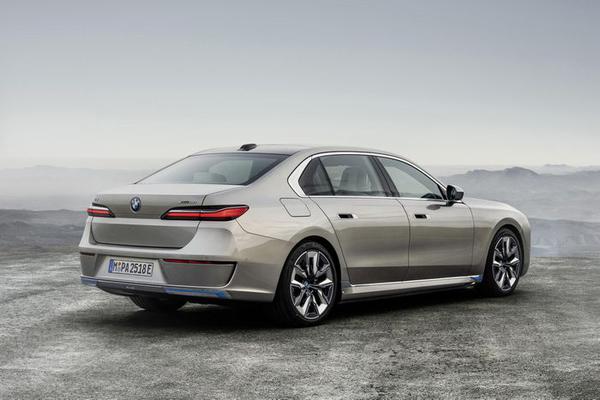 BMW 7-Series mới sẽ có cả tùy chọn động cơ xăng và điện