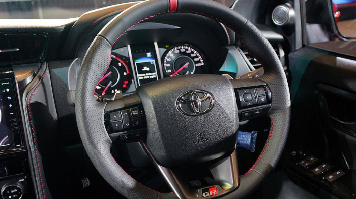 Ảnh chi tiết Toyota Fortuner GR Sport 2021 màu đỏ giá bán 1,3 tỷ đồng tại Thái Lan