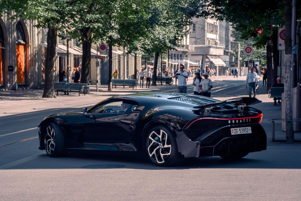 Siêu xe Bugatti La Voiture Noire có 1-0-2 trị giá 19 triệu USD đã có biển số