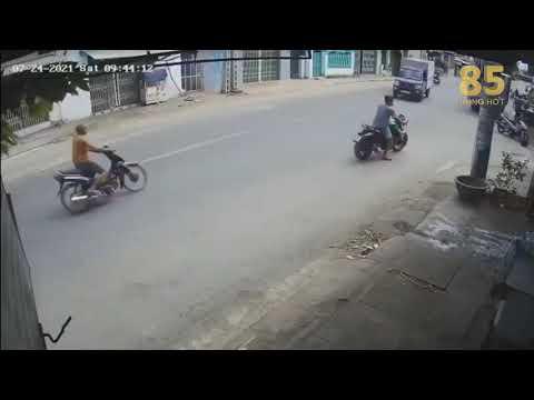 Người đàn ông lái xe máy với tốc độ cao rồi tông thẳng vào ô tô tải đang rẽ trái tại Ninh Thuận