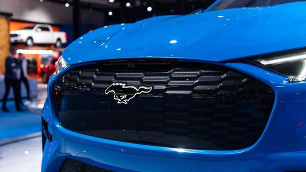 Phiên bản GT của Ford Mustang Mach-E là mẫu xe duy nhất được trang bị logo phát sáng độc đáo