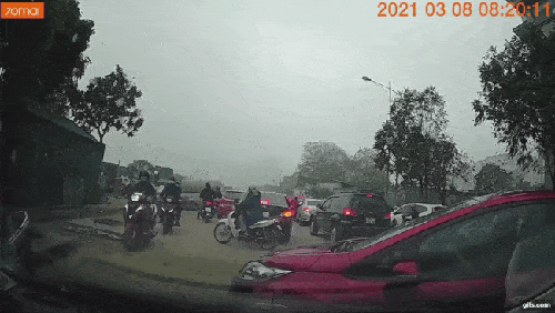 Pha quay đầu xe của nữ tài xế gây ra tai nạn liên hoàn trên đường tại Hà Nội