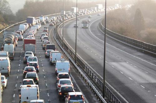 Chính phủ Anh xem xét định giá đường bộ để bù đắp khoản thiếu hụt thuế xe điện