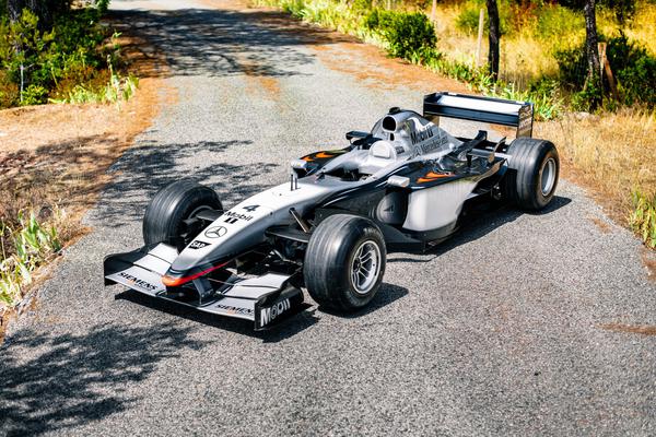 Xe đua F1 McLaren MP4-17D đời 2002 được rao bán đấu giá