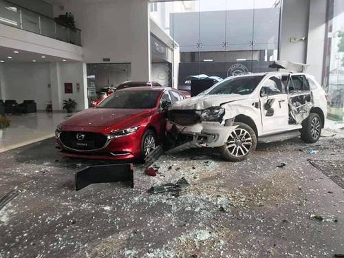 Nữ tài xế ô tô Ford mất lái khiến 1 người thiệt mạng rồi lao vào tông vỡ cửa kính showroom ô tô Mazda Phú Thọ