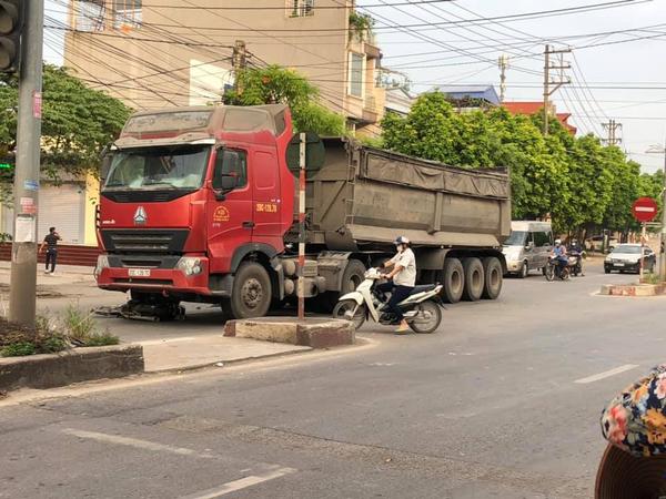 Người đàn ông điều khiển xe máy va chạm xe đầu kéo rồi bị cán tử vong tại Thái Nguyên