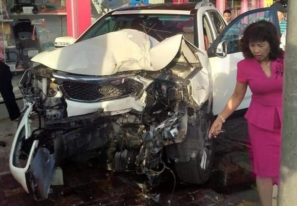 Người phụ nữ lái Kia Sorento đạp nhầm chân ga gây ra vụ tai nạn liên hoàn khiến 3 người bị thương