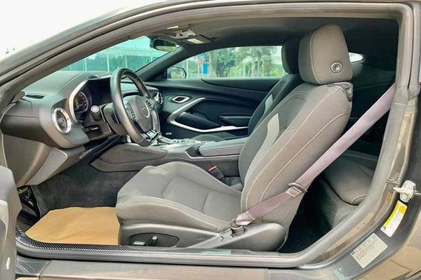 Chevrolet Camaro đời 2017 màu xám với bộ bodykit hầm hố rao bán gần 2 tỷ đồng