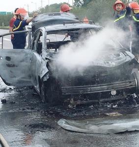 Taxi bốc cháy trên đường cao tốc Hà Nội-Thái Nguyên do hành khách hút thuốc lá