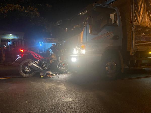 Lái xe máy về quê tránh dịch, Honda Winner X tông thẳng vào ô tô tải tại Đắk Lắk