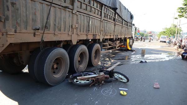 Va chạm với xe máy, người đàn ông ngã văng ra đường bị xe container cán tử vong tại Bình Phước
