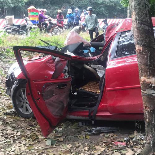 Nữ tài xế ô tô mất lái, tông vào cánh rừng bên đường, bị chấn thương nặng nhập viện cấp cứu