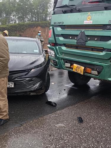 Ô tô Toyota Camry chuyển làn ẩu bị xe ben Howo tông trúng trên cao tốc Hà Nội - Thái Nguyên