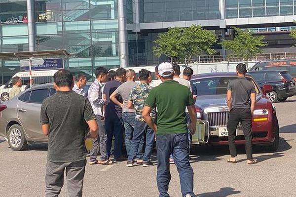 Toyota Vios tông thẳng vào xe sang Rolls-Royce Ghost ở sân bay Hà Nội