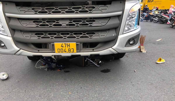 Xe máy sau va chạm bị cuốn vào gầm xe tải khiến 1 người phụ nữ tử vong tại Biên Hòa