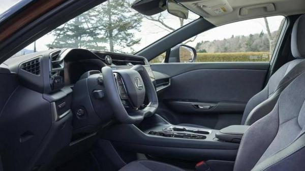 Lexus phát triển công nghệ mới giúp người dùng đánh lái chỉ với một tay