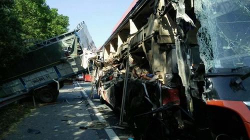 Xe khách va chạm xe tải trên đường cao tốc khiến 5 người đi cấp cứu
