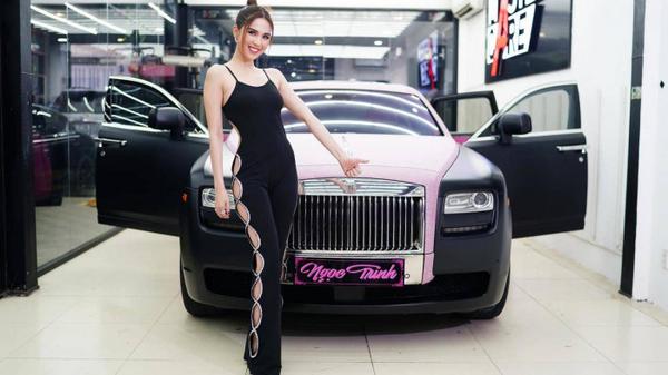 Ngọc Trinh khoe đường cong gợi cảm trong Rolls-Royce hồng cực chất