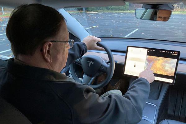Tesla vấp phải tranh cãi khi cho phép vừa lái xe vừa chơi điện tử