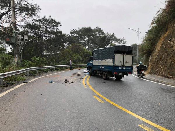 Người đàn ông điều khiển xe máy tông thẳng vào ô tô tải trên đường lên Tam Đảo, ghi nhận tử vong tại chỗ