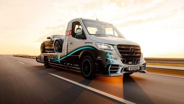 Mercedes-Benz Sprinter phiên bản xe bán tải đặc biệt với số lượng giới hạn, có thể chở được ô tô