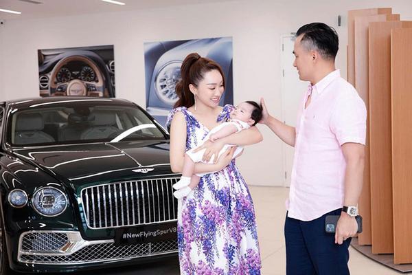 Diễn viên Chi Bảo tặng vợ Bentley Flying Spur V8 gần 20 tỷ đồng