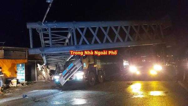 Xe đầu kéo chở 2 xe ben làm sập giá long môn trên cao tốc khiến 1 người tử vong tại Tiền Giang