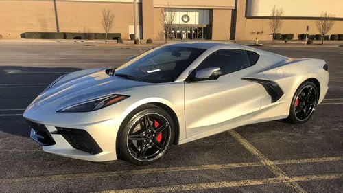 Corvette C8 2021 trông sắc nét trong màu sơn ánh kim loại ánh bạc mới