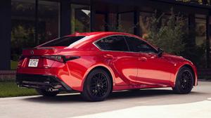 Lexus IS 2021 công bố giá chính thức chưa đến 1 tỉ đồng