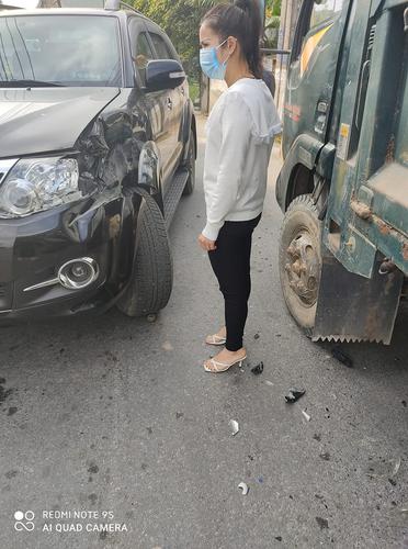 Nữ tài xế Toyota Fortuner ôm cua lấn làn, va chạm với ô tô tải gây tranh cãi