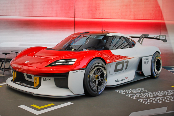 Porsche giới thiệu siêu xe điện mới Mission R mạnh hơn 1.000 mã lực