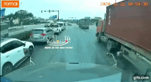 Ô tô con "bỗng dưng" rẽ trái, đi ngược chiều rồi tông thẳng vào xe container