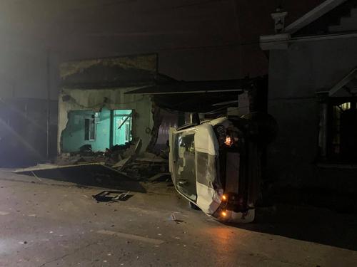 Xe bán tải tông sập nhà dân tại Quảng Ninh