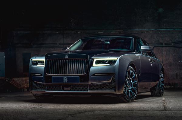 Rolls-Royce Ghost Black Badge 2022 ra mắt với 45 kg nước sơn màu đen bao phủ