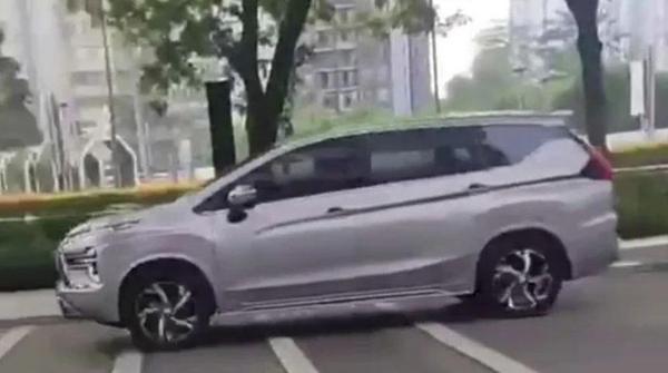 Mitsubishi Xpander 2022 xuất hiện trên đường phố tại Indonesia